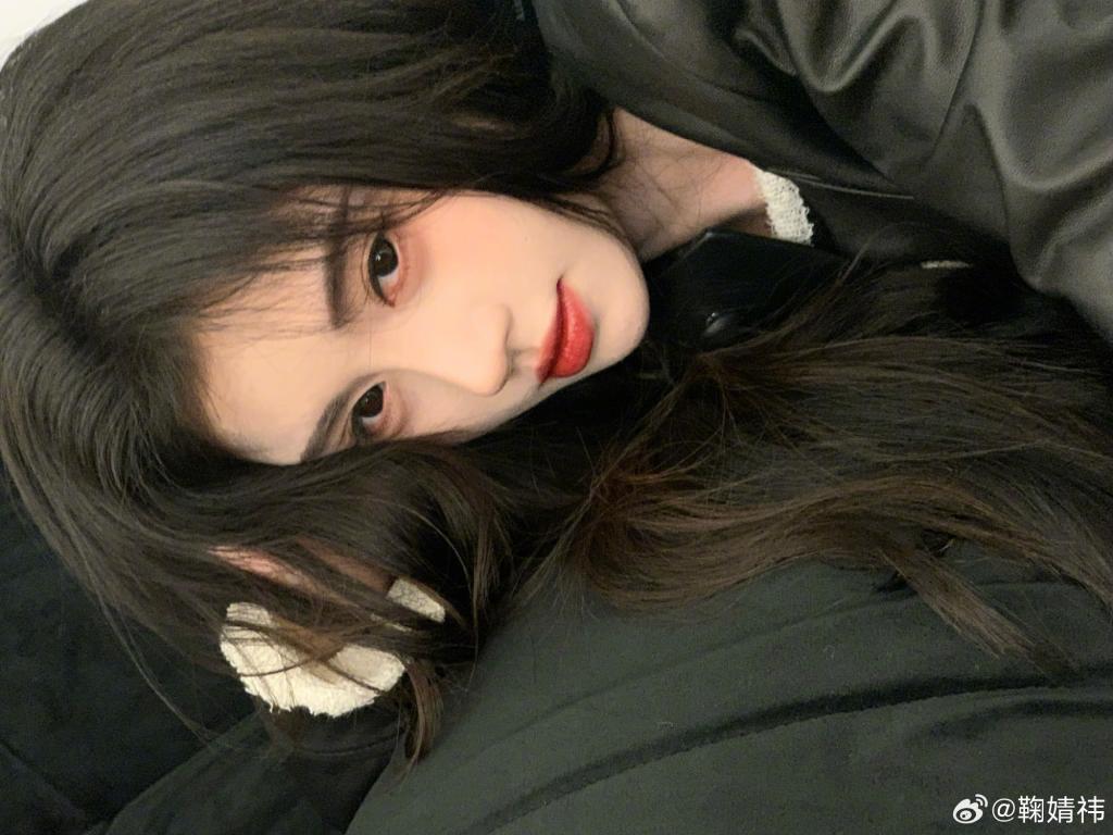鞠婧祎晒日常随拍 歪头托腮可爱十足
