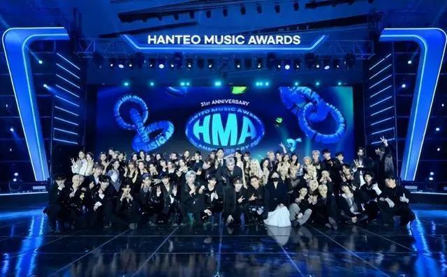 我的天哪！偶像台上跳舞，粉丝台下排泄？