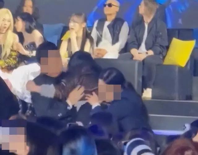 我的天哪！偶像台上跳舞，粉丝台下排泄？