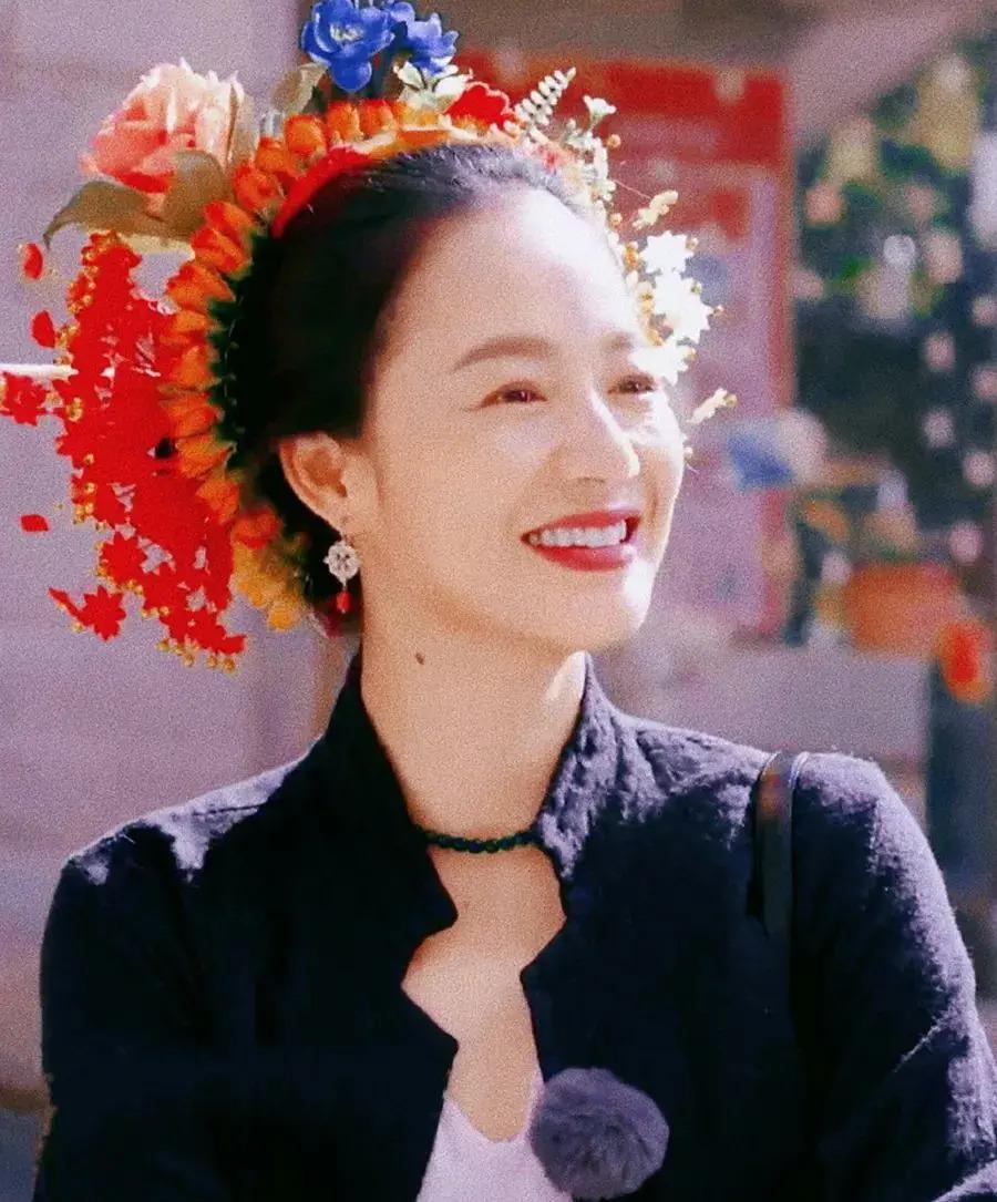 老夫少妻脾气还暴，却紧拴姜文十几年把她当宝，她凭什么
