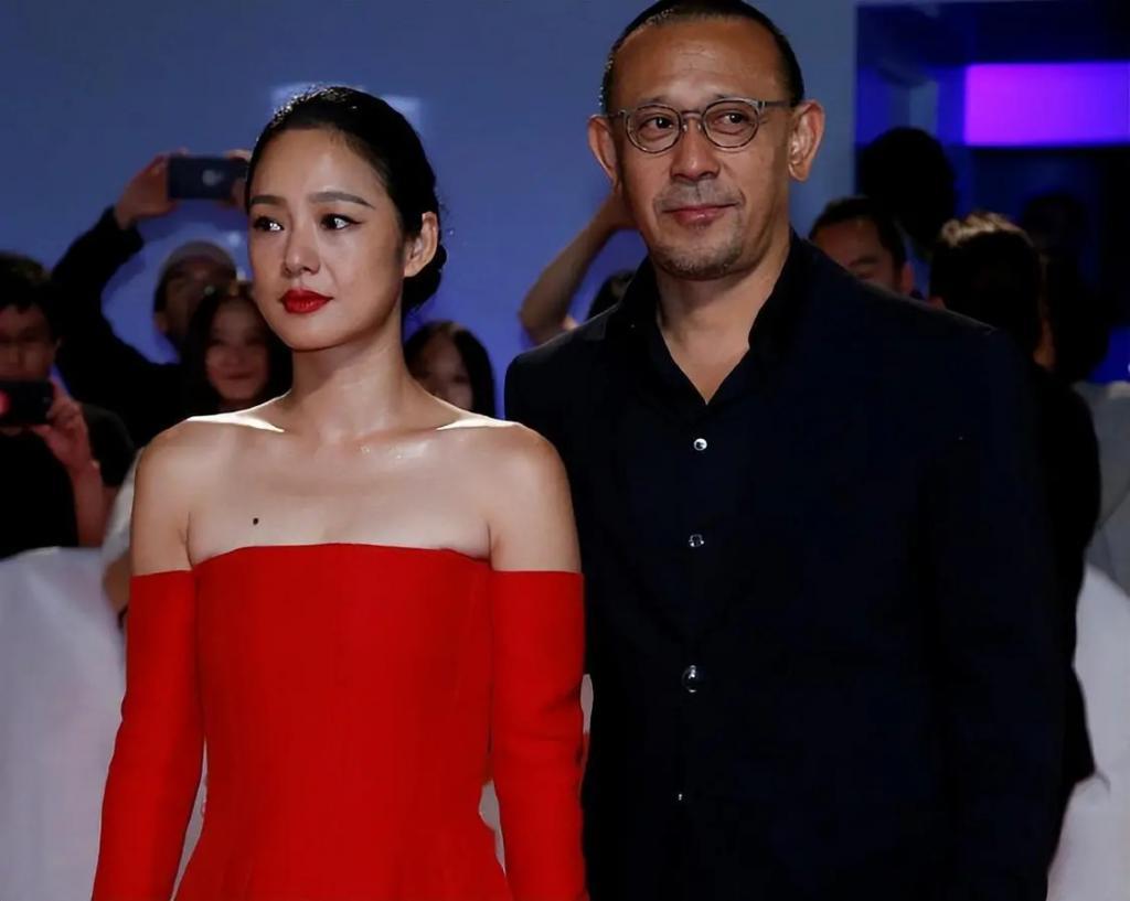 老夫少妻脾气还暴，却紧拴姜文十几年把她当宝，她凭什么