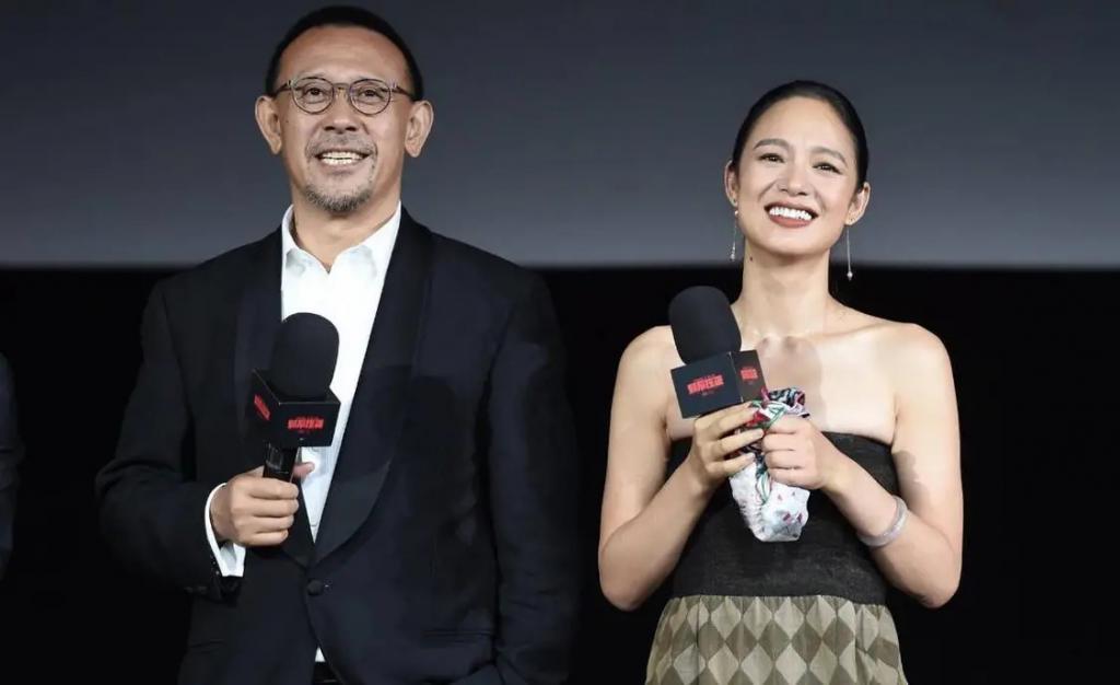 老夫少妻脾气还暴，却紧拴姜文十几年把她当宝，她凭什么