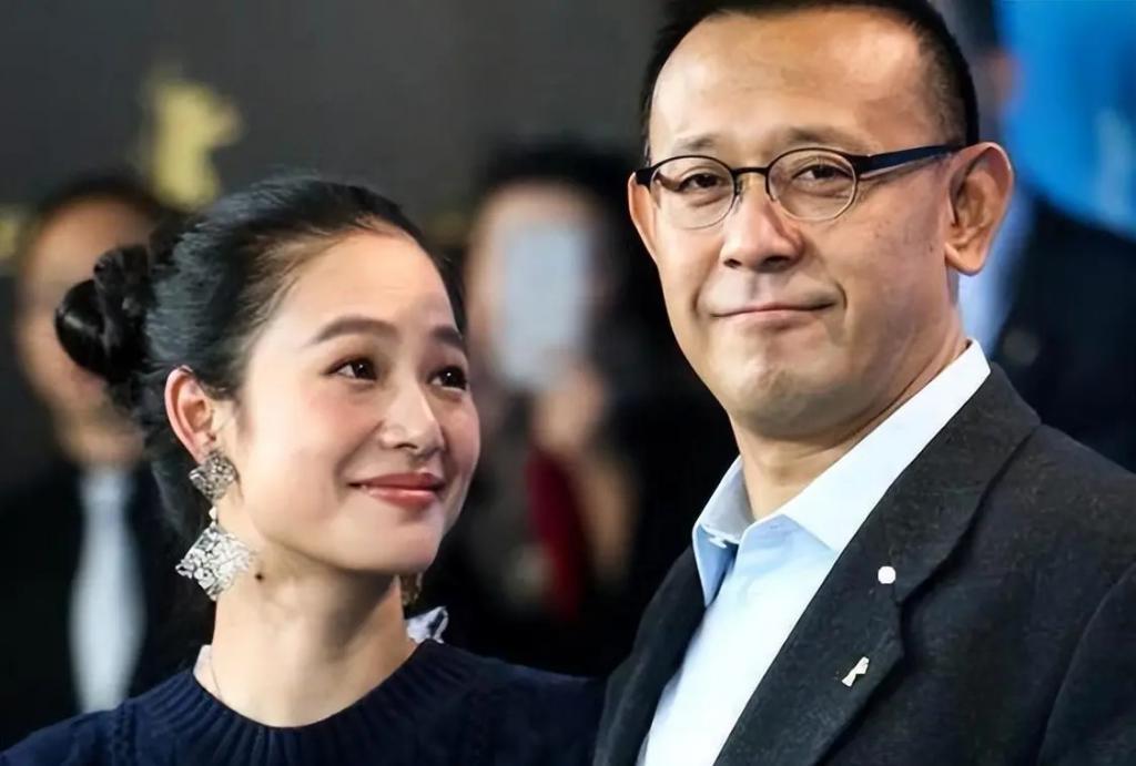 老夫少妻脾气还暴，却紧拴姜文十几年把她当宝，她凭什么