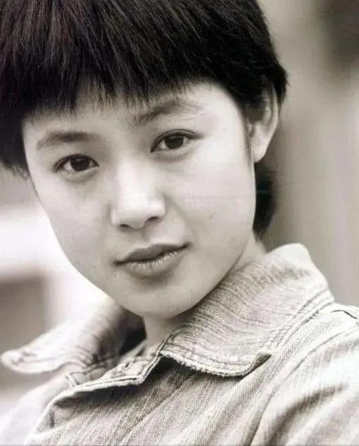 老夫少妻脾气还暴，却紧拴姜文十几年把她当宝，她凭什么