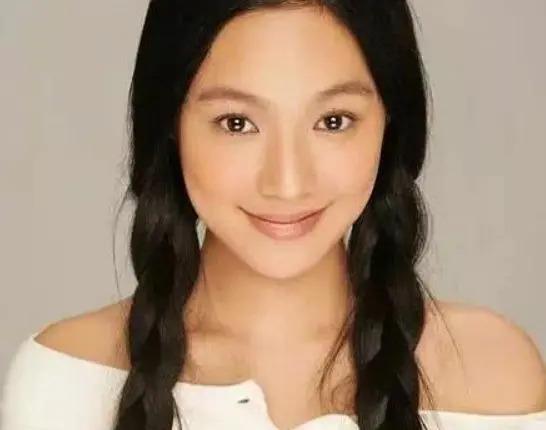 老夫少妻脾气还暴，却紧拴姜文十几年把她当宝，她凭什么