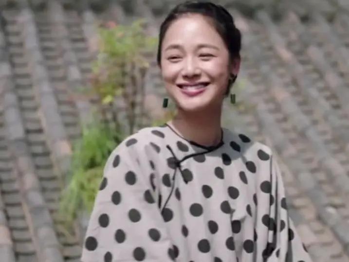 老夫少妻脾气还暴，却紧拴姜文十几年把她当宝，她凭什么