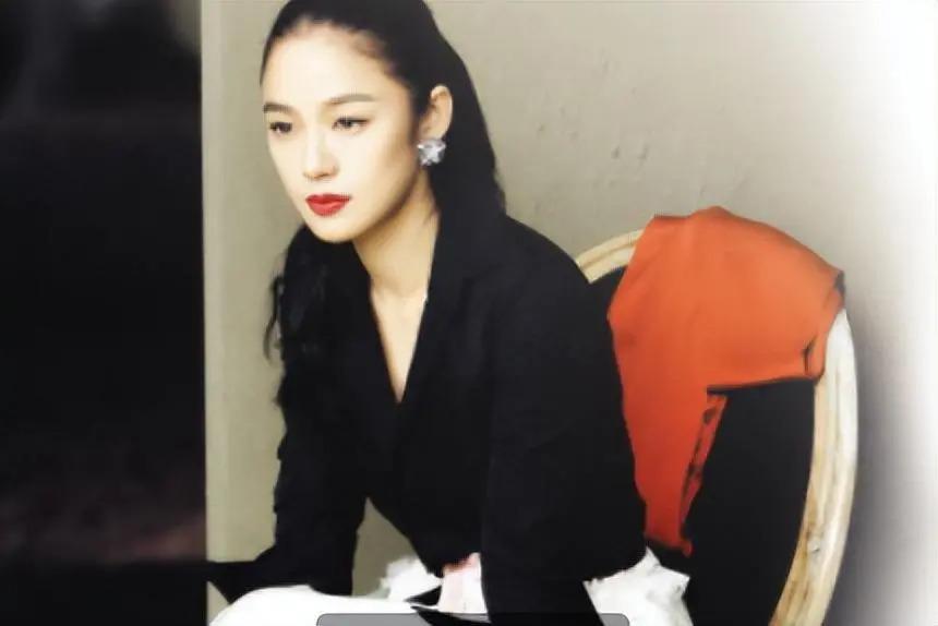 老夫少妻脾气还暴，却紧拴姜文十几年把她当宝，她凭什么