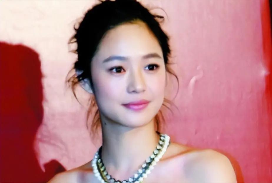 老夫少妻脾气还暴，却紧拴姜文十几年把她当宝，她凭什么