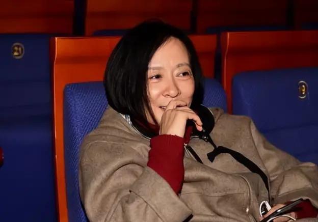 老夫少妻脾气还暴，却紧拴姜文十几年把她当宝，她凭什么
