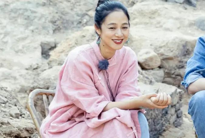 老夫少妻脾气还暴，却紧拴姜文十几年把她当宝，她凭什么