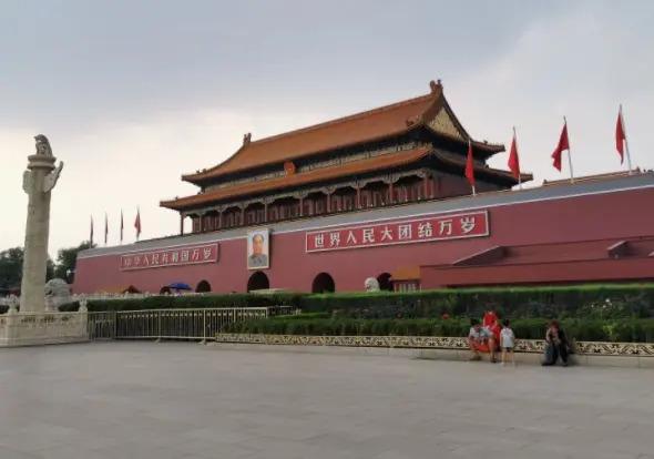老夫少妻脾气还暴，却紧拴姜文十几年把她当宝，她凭什么