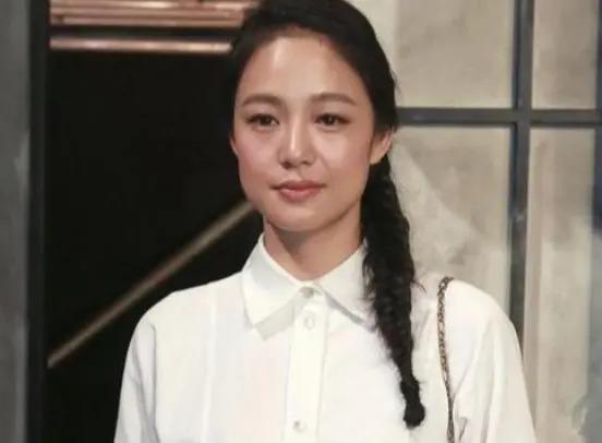 老夫少妻脾气还暴，却紧拴姜文十几年把她当宝，她凭什么