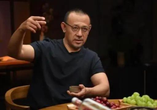 老夫少妻脾气还暴，却紧拴姜文十几年把她当宝，她凭什么