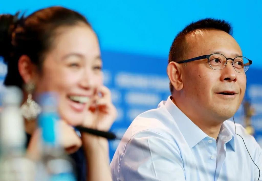 老夫少妻脾气还暴，却紧拴姜文十几年把她当宝，她凭什么