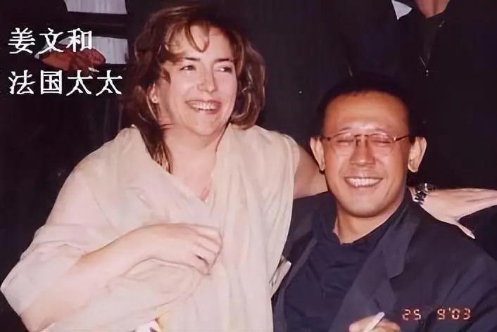 老夫少妻脾气还暴，却紧拴姜文十几年把她当宝，她凭什么
