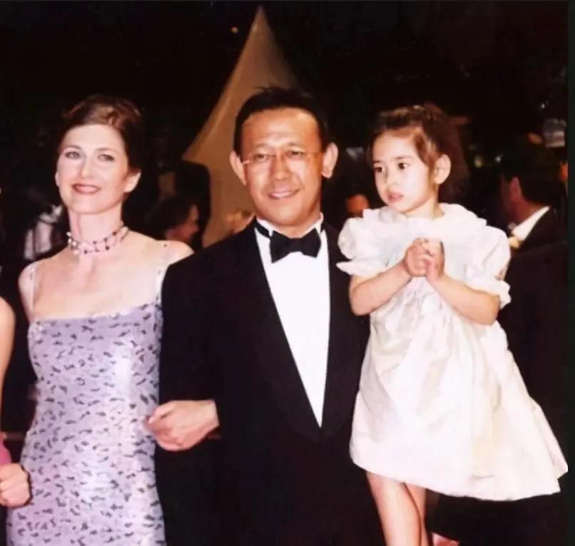 老夫少妻脾气还暴，却紧拴姜文十几年把她当宝，她凭什么