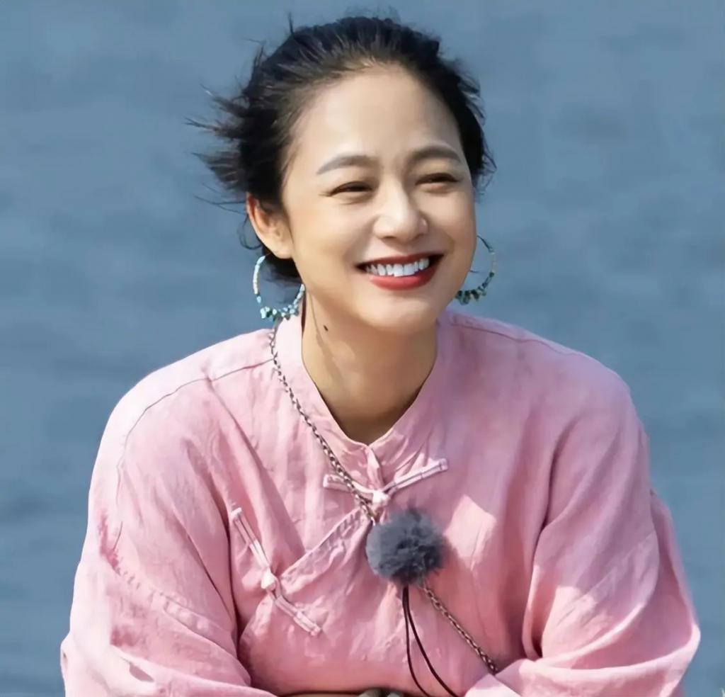 老夫少妻脾气还暴，却紧拴姜文十几年把她当宝，她凭什么