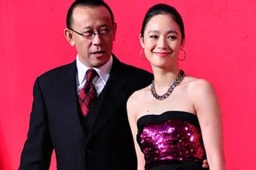 老夫少妻脾气还暴，却紧拴姜文十几年把她当宝，她凭什么