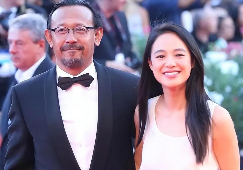 老夫少妻脾气还暴，却紧拴姜文十几年把她当宝，她凭什么