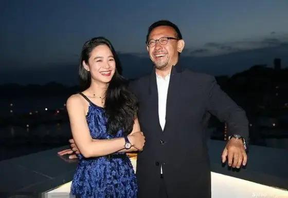 老夫少妻脾气还暴，却紧拴姜文十几年把她当宝，她凭什么