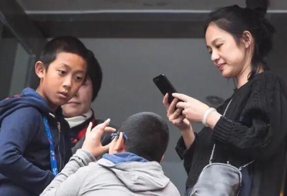 老夫少妻脾气还暴，却紧拴姜文十几年把她当宝，她凭什么