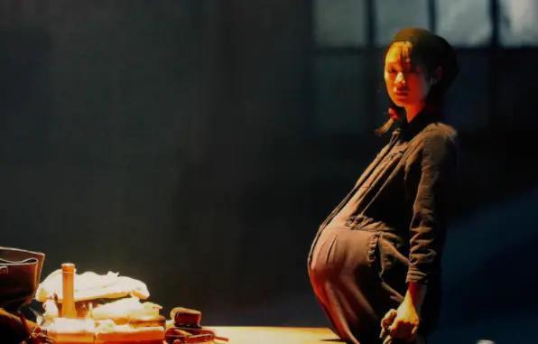 老夫少妻脾气还暴，却紧拴姜文十几年把她当宝，她凭什么