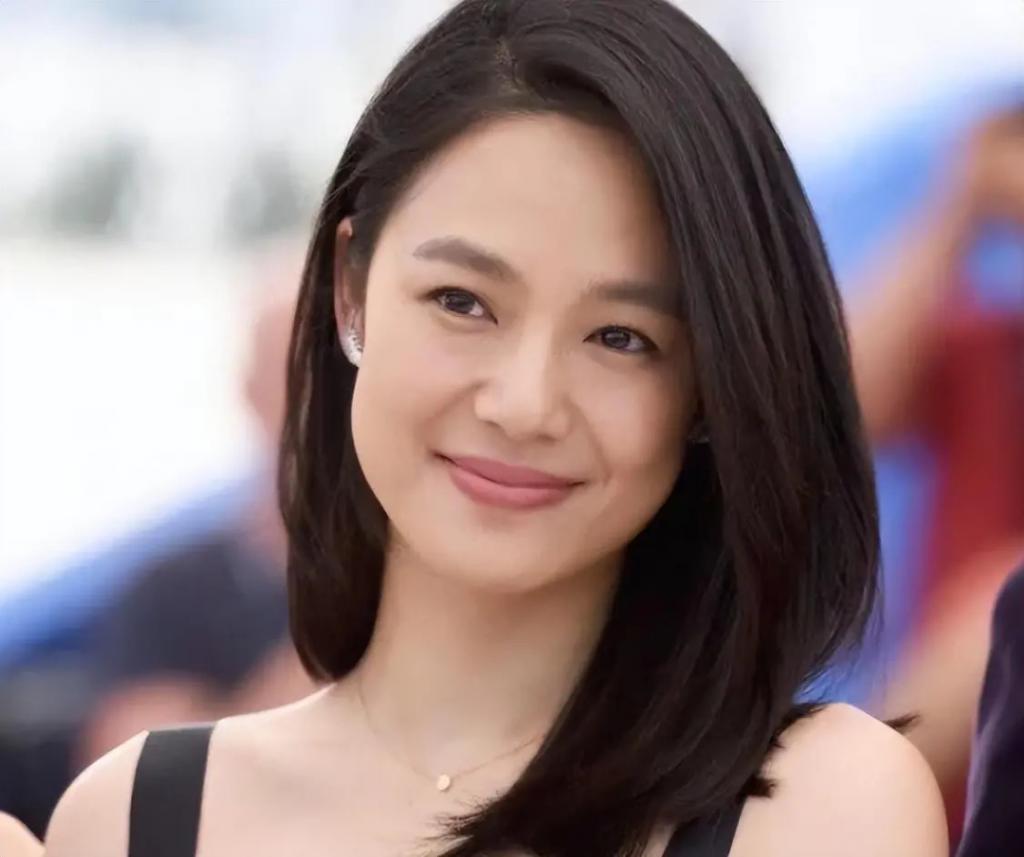 老夫少妻脾气还暴，却紧拴姜文十几年把她当宝，她凭什么