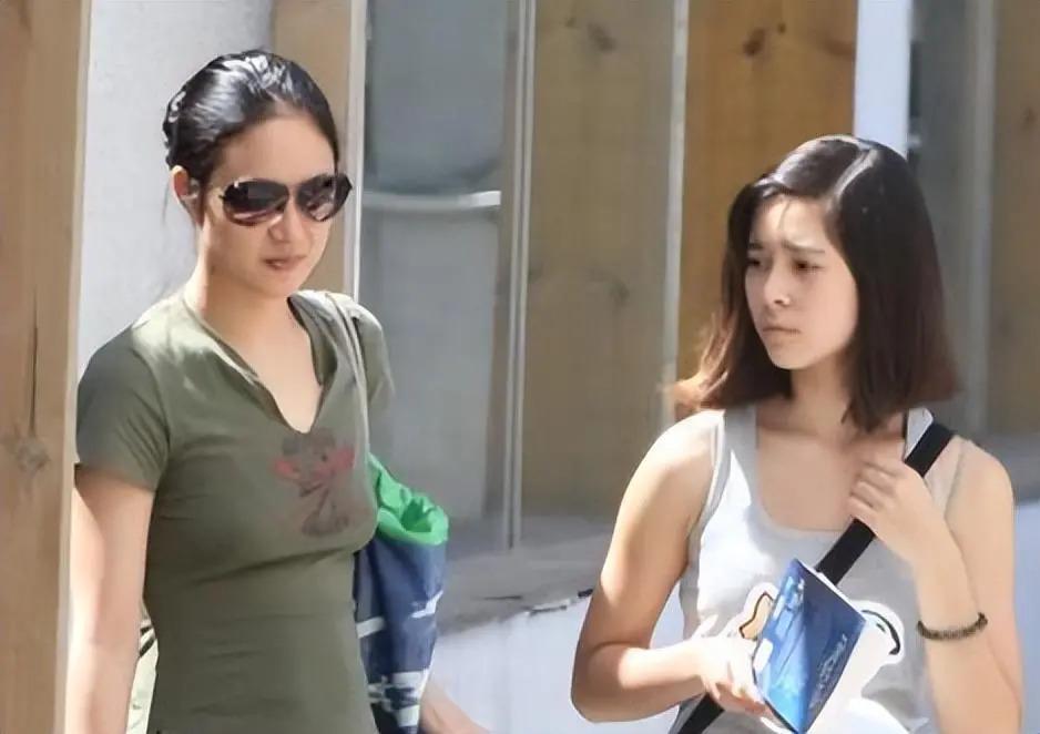 老夫少妻脾气还暴，却紧拴姜文十几年把她当宝，她凭什么