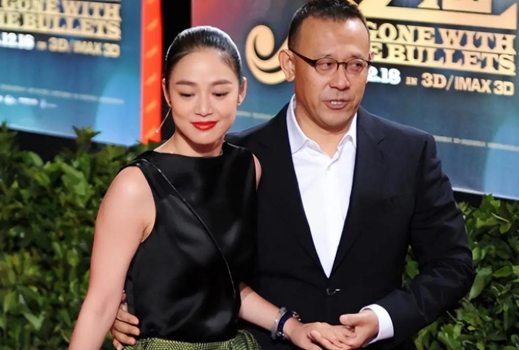 老夫少妻脾气还暴，却紧拴姜文十几年把她当宝，她凭什么
