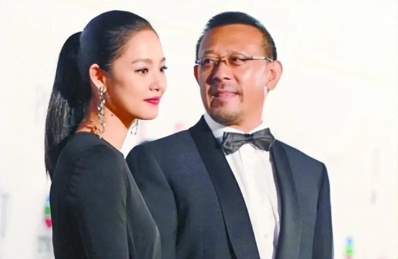 老夫少妻脾气还暴，却紧拴姜文十几年把她当宝，她凭什么