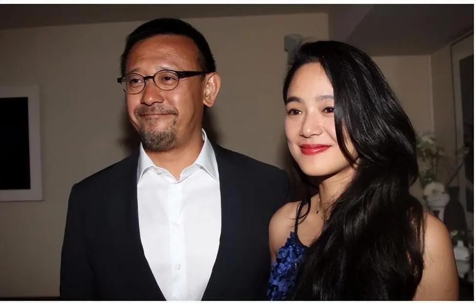 老夫少妻脾气还暴，却紧拴姜文十几年把她当宝，她凭什么