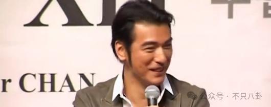 这位男神与女主播隐婚了?不知道多少女生要心碎啦