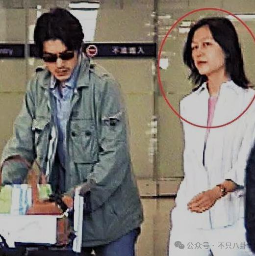 这位男神与女主播隐婚了?不知道多少女生要心碎啦