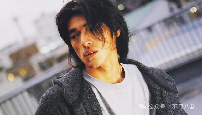 这位男神与女主播隐婚了?不知道多少女生要心碎啦