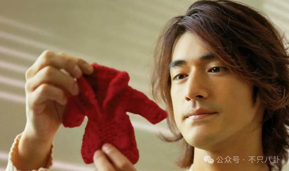 这位男神与女主播隐婚了?不知道多少女生要心碎啦