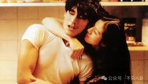 这位男神与女主播隐婚了?不知道多少女生要心碎啦