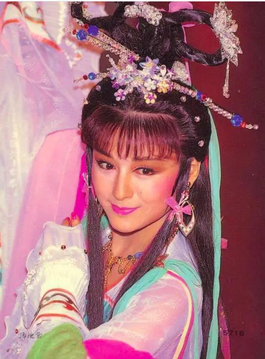 74岁潘迎紫美得像30岁，曾50岁扮演少女无违和感