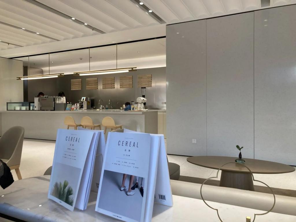 精致白领快把蔚来门店薅成“海底捞”了，免费喝下午茶、销售陪着做手工？