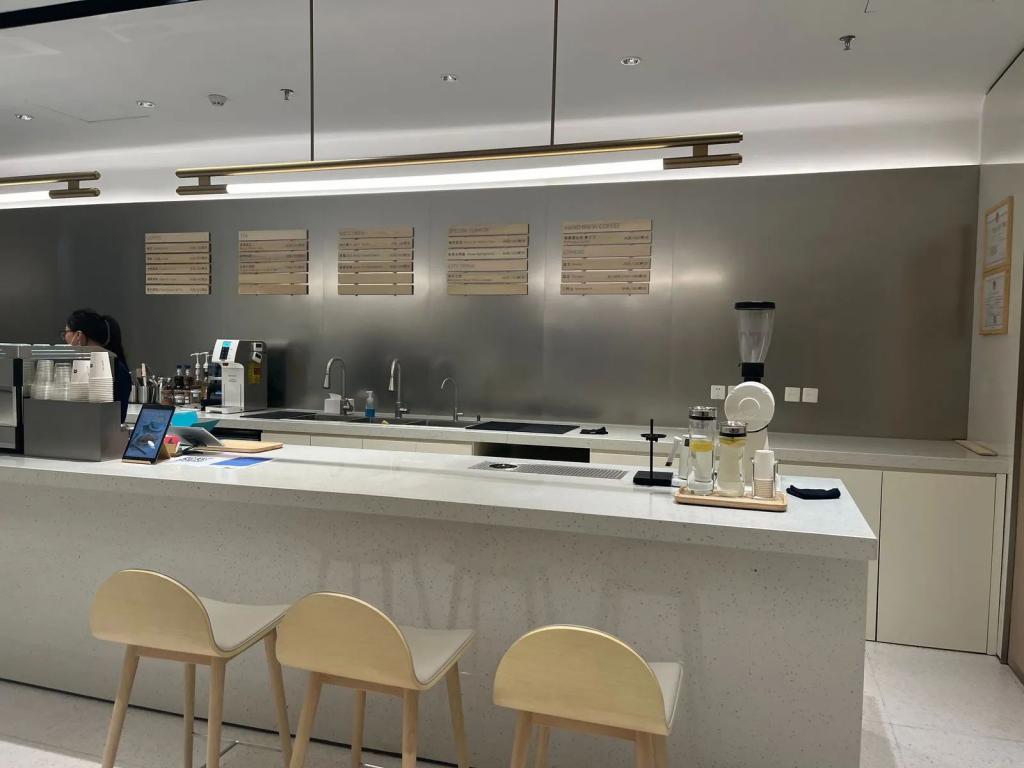 精致白领快把蔚来门店薅成“海底捞”了，免费喝下午茶、销售陪着做手工？