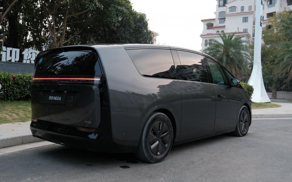 体验55.98万的理想MEGA，是台好车但确实略贵。