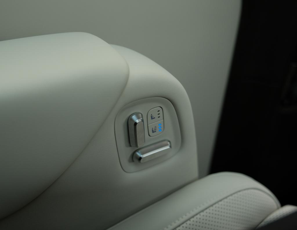 体验55.98万的理想MEGA，是台好车但确实略贵。