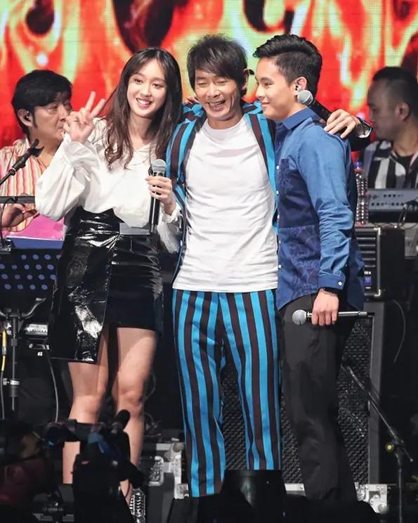 啊？婚内出轨，复婚失败，突然和小24岁女友领证？