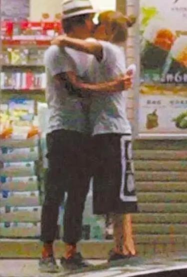 啊？婚内出轨，复婚失败，突然和小24岁女友领证？