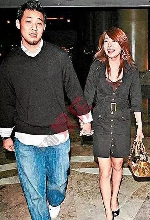 单身独自生两娃?消失183天伺候富豪,怀孕还抽烟酗酒?