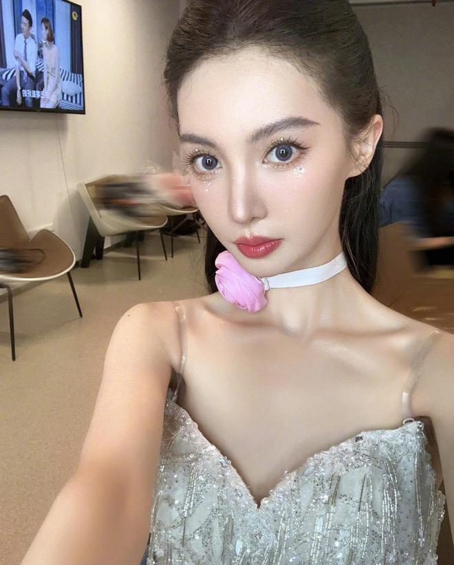 金晨携伴手礼去胡夏父母家做客超懂事，氛围融洽好事将近？