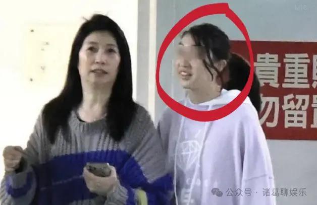 黄嘉千发声哭诉：结婚16年被打五六次，女儿被家暴到不敢见父亲