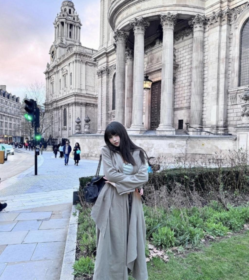 还记得汪峰的大女儿小苹果吗？开始走网红风了？