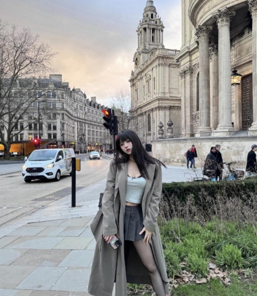 还记得汪峰的大女儿小苹果吗？开始走网红风了？