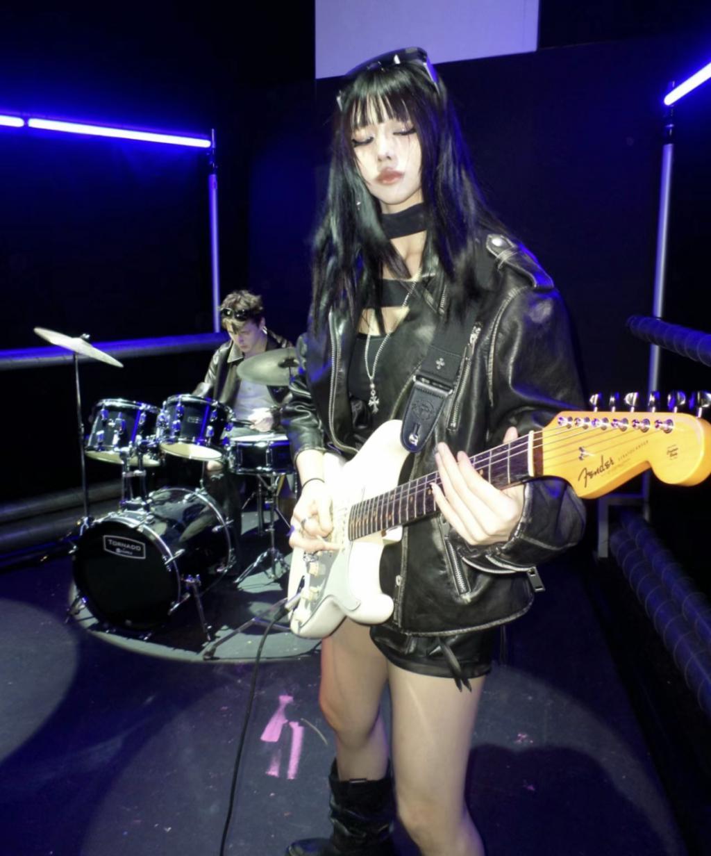 还记得汪峰的大女儿小苹果吗？开始走网红风了？