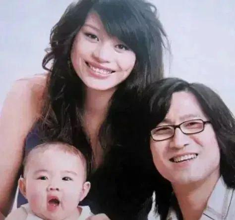 还记得汪峰的大女儿小苹果吗？开始走网红风了？